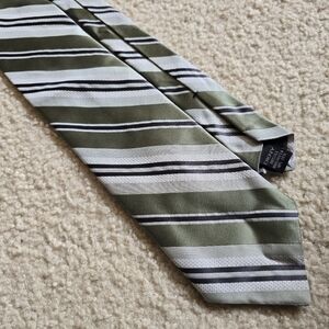 🌈DKNY Men’s Tie Striped Olive & Silver Design 100% Silk
